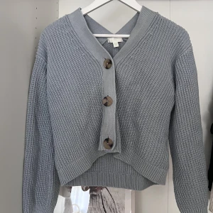 Blå stickad kofta - Jättefin blå stickad kofta från H&M i strl XS! Bra skick!