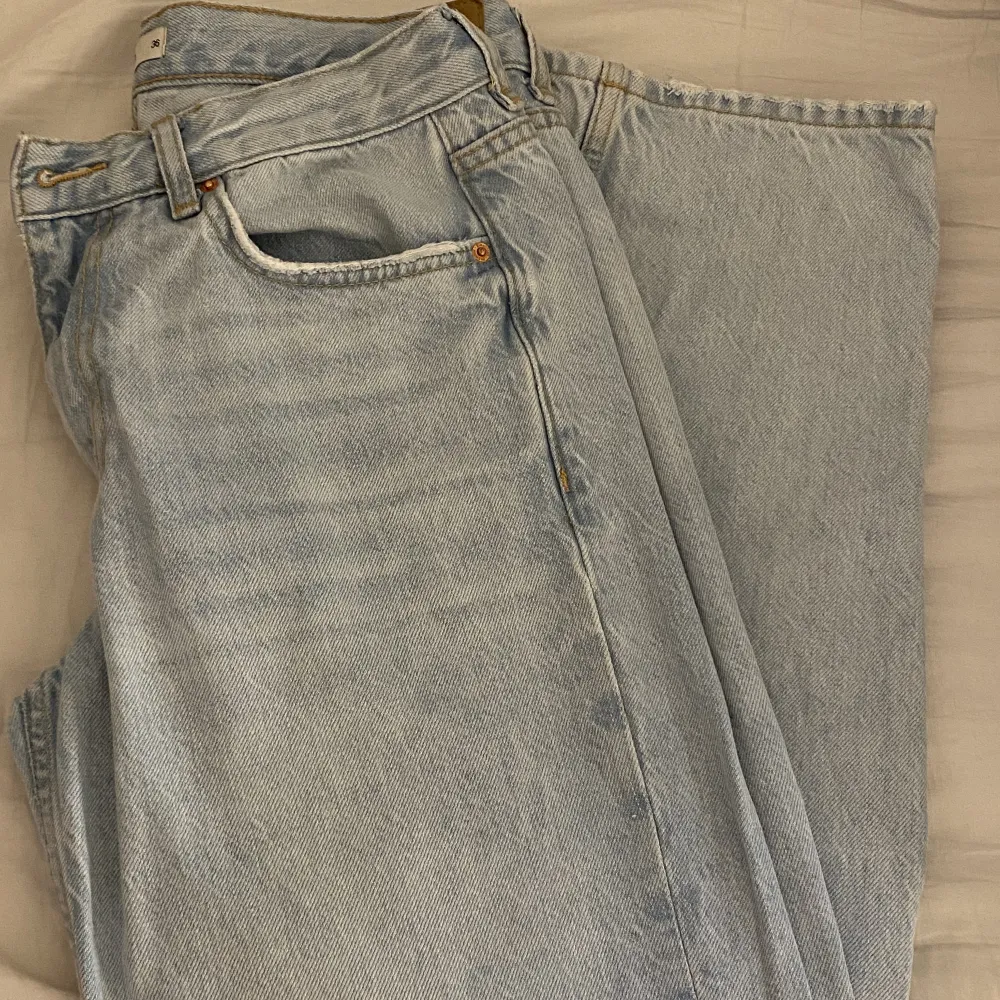 Säljer mina lågmidjade jeans i storlek 36 från Ginatricot! Använda ett fåtal gånger. Jeans & Byxor.