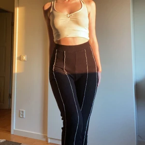 Svarta byxor - Ett par svarta byxor som inte längre kommer till användning. Väldigt stretchiga och sköna. Nypris 400kr 