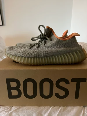 Yeezy 350 dessert sage - Hej säljer dessa fräscha skor som legat i min garderob ett tag de är lite använda i storleken us10 men har inga defekter och är i bra skick 8,5 av 10 köpta för 350 dollar från stock x och är självklart äkta kvitto finns skriv om ni vill ha fler bilder 