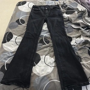 svarta jeans  - säljer dessa svarta botcut jeans från ginatricot då det inte är min stil längre och jag växt ut de. Skulle säga att de är midrise💖. Materialet är oxå ganska stretchigt. midjemått: 34 inrebenslängden: 76 