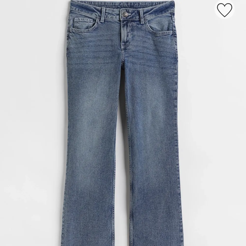 Så fina och sköna bootcut jeans från hm med lågmidja! Säljes pga alldeles för stora🩷. Jeans & Byxor.