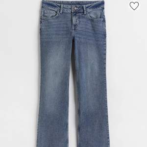 Så fina och sköna bootcut jeans från hm med lågmidja! Säljes pga alldeles för stora🩷