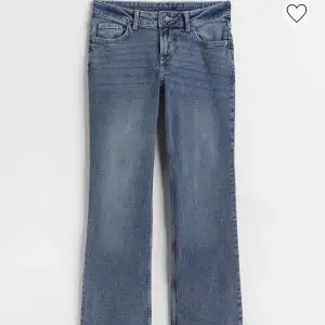 Så fina och sköna bootcut jeans från hm med lågmidja! Säljes pga alldeles för stora🩷