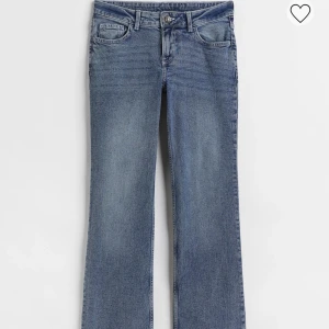 Lågmidjade bootcut jeans - Så fina och sköna bootcut jeans från hm med lågmidja! Säljes pga alldeles för stora🩷