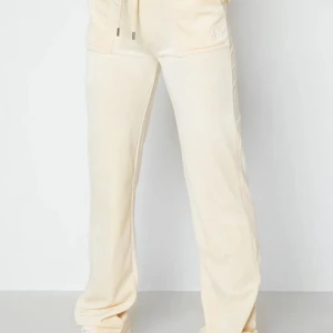 Juicy byxor  - Säljer mina juicy byxor då de inte kommer till andvänding. dom är lite krämvita i färgen så inte kritvita. Köpte de för 1000kr och har använt dom 2 gånger. Jag är 172 och de går över mina hälar (lånad bild) 