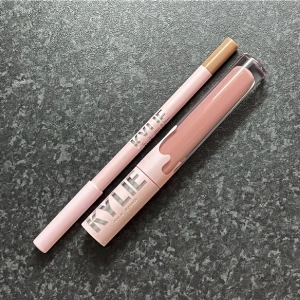 Kylie Cosmetics Matte Lip Kit - ÅTERPUBLICERING FÖR FRI FRAKT. Nytt Matte Lip Kit i färgen ”Kylie” från Kylie Cosmetics. Superfint men då matt inte är min grej så har jag bara testat denna, pennan är aldrig vässad heller så superfint skick och fräscht! Nypris 350 kr 🩷
