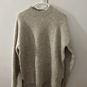 Stickad tröja  - Säljer denna fina beigea stickade tröja från vero moda, storlek S🤍