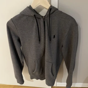 Ralph lauren tröja  - Säljer en Ralph Lauren tröja då den ej används längre sparsamt använd. 8/10 skick 