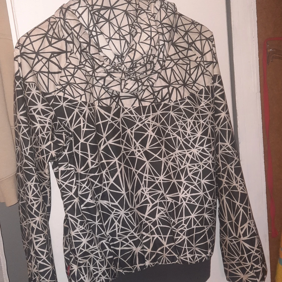 Vindjacka vit och svart - 91