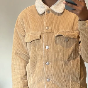 Manchester jacka  - I god skick, väldigt mysig och varm jacka för hösten 🌸