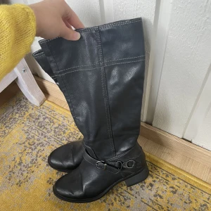 Boots - Snygga detaljer och ljusa sömmar, sköna att gå i och bra skick! 