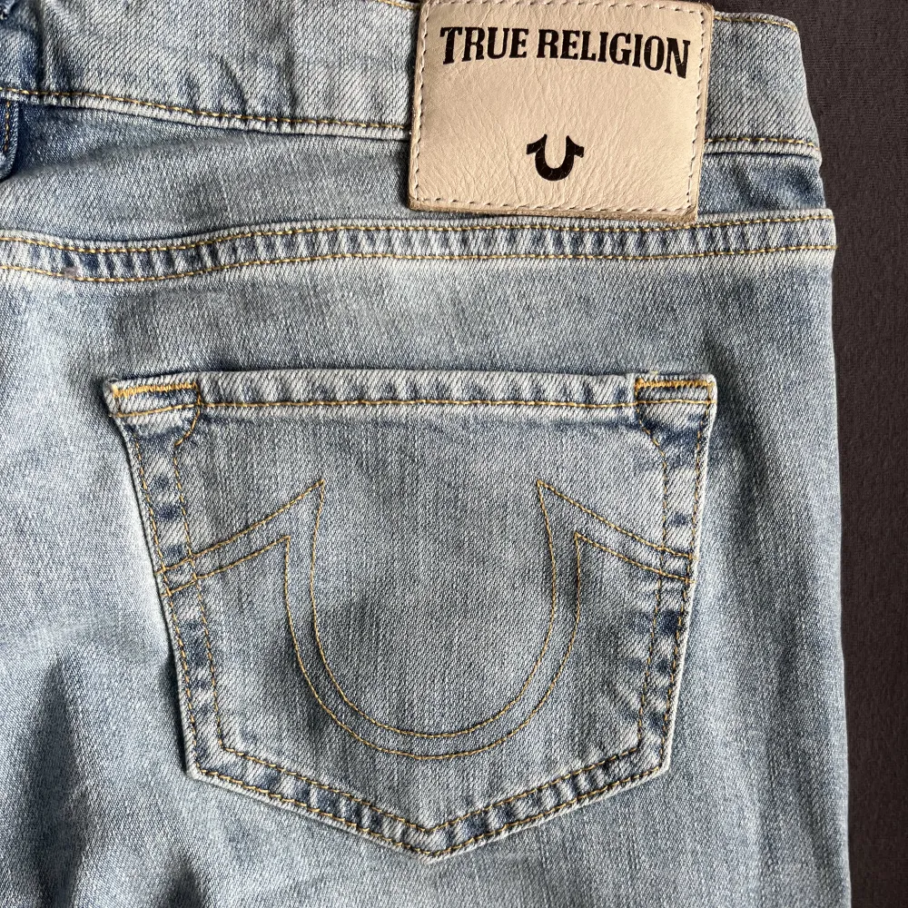 Så fina mid-rise true religion jeans! midjemåttet: 41cm tvärsöver, innerbenslängd: 68cm PS. KOLLA IGENOM MITT KONTO NI KOMMER HITTA MÅNGA Y2K OCH VINTAGE PLAGG . Jeans & Byxor.