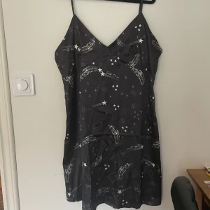 Nattlinne  - Nattlinne med galax mönster, i polyester. 