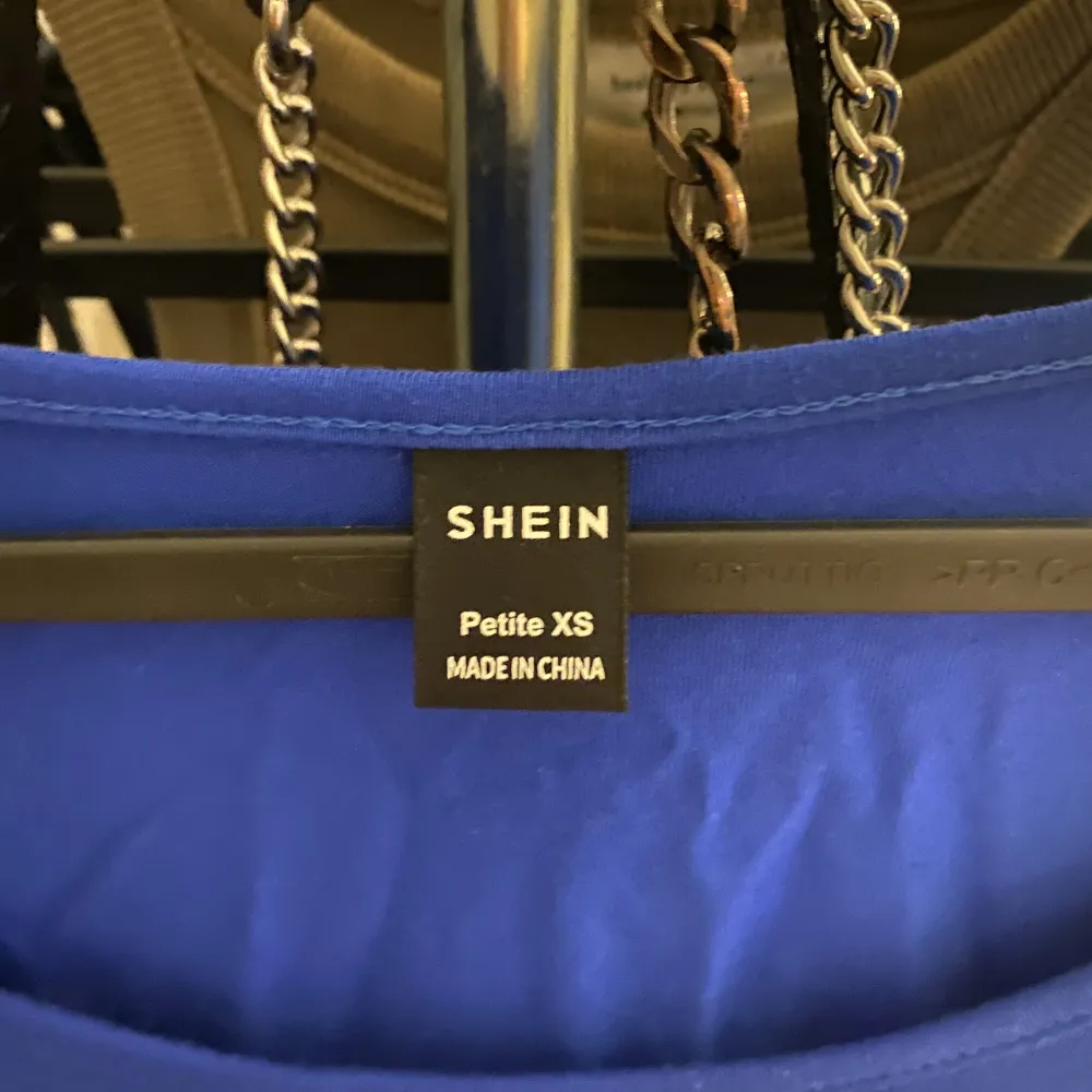 Blå långärmad från shein, köpte för typ ett halvår sen men har använts ett par fåtal gånger. Hör av er vid frågor eller annat. Köparen står för frakten 💓. Toppar.