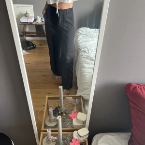 Svarta kostymbyxor - Jag säljer dessa välanvända kostymbyxor som är i jättebra skick! Ganska hög midja och långa ben (hänger ner på mig och jag är 172). De har ett pyttelitet hål som inte syns när man har på sig dem (skriv för bild)💕