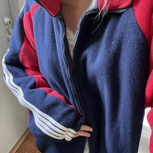 Fleecejacka - Jag säljer nu min älskade fleecejacka som är varm, skön och snygg! Köpt second hand för något år sen men är fortfarande i bra skick! Den är väldigt stor på mig som i vanliga fall har s/m, vilket jag tycker om💕