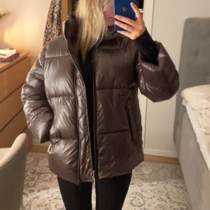 Brun puffjacka - Brun puffjacka ifrån mango. Köpt i vintras men har tyvärr inte kommit till användning därav är den nästan helt oanvänd. Supervarm och skön. ☺️