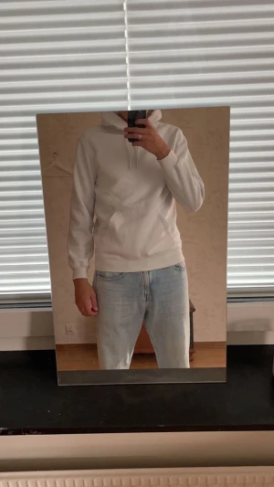 Vit tröja H&M - Säljer denna felfria tröja i storlek S
