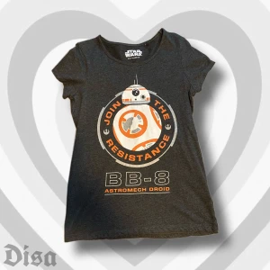 star wars bb-8 T-shirt - T-shirt med starwars-tryck. bra skick! ska vara storlek L men tycker den sitter mer som en S. PÄLSDJUR I HEMMET!