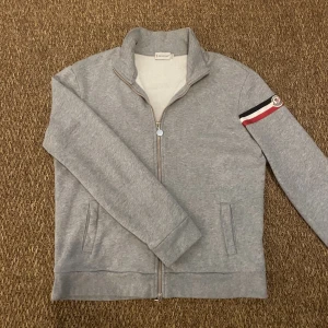 Moncler Zip Kofta - Säljer en flawless moncler zipper, skick 9/10! Storlek xxl, fits L. Nypris runt 5000kr, mitt pris 1899! Hör gärna av er vid frågor & funderingar!