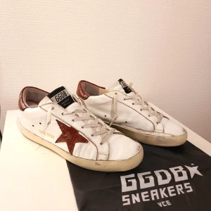 Golden Goose skor - Säljer nu ett par riktigt snygga golden goose superstar skor! Storlek 37 men passar även 38. Nypris 5600, mitt pris 1900. Dustbag medföljer! Det är bara att höra av sig om du har minsta lilla fråga😀 OBS Äkthetsbevis finns!