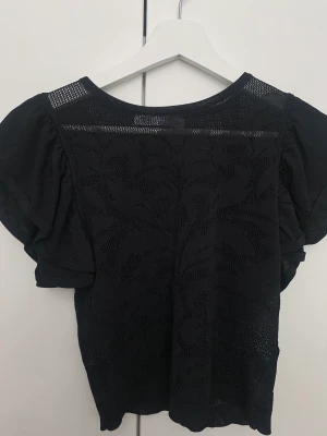 Svart blus  - Snygg svart lite genomskinlig blus från zara. I jätte bra skick och strl S 