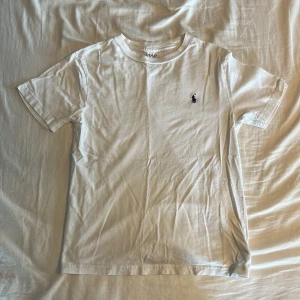 Vit polo Ralph Lauren t-shirt - Vit polo Ralph Lauren t-shirt med mörkblå logga Skick: 9/10