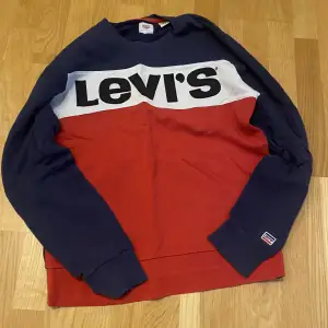Levis Sweater Size M  Oversized / Baggy Used but no tear