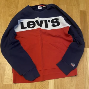 Levis Sweater - Levis Sweater Size M  Oversized / Baggy Used but no tear