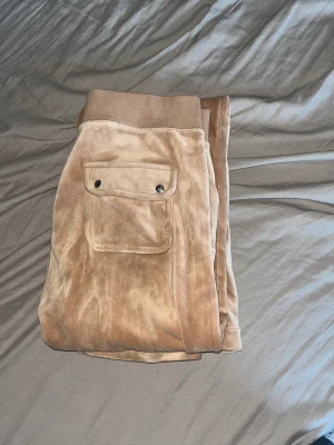 Juicy couture - Säljer dessa beiga juicy byxor för att jag inte använder dem längre. Dem är i nyskick och köpta för 1100kr men säljer för 160kr +frakt. (Pris kan diskuteras)