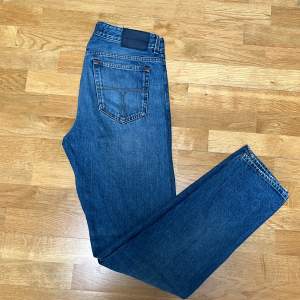 Ett par skitsnygga marinblå straight-fit jeans från Tiger of Sweden! 🐅Modellen heter Nico och är köpta för mindre än ett år sedan. Nästan aldrig använda och i toppskick!🤩Skriv om du har frågor eller vill ha fler bilder! 📸
