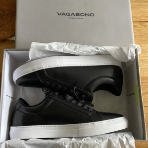 Vagabond skor - Säljer dessa skor från vagabond, aldrig använd ensats testade. Säljer då storleken inte passade mig. Nypris är 1195, säljer för 800. Pris går att diskutera, vid frågor är det bara att skriva.