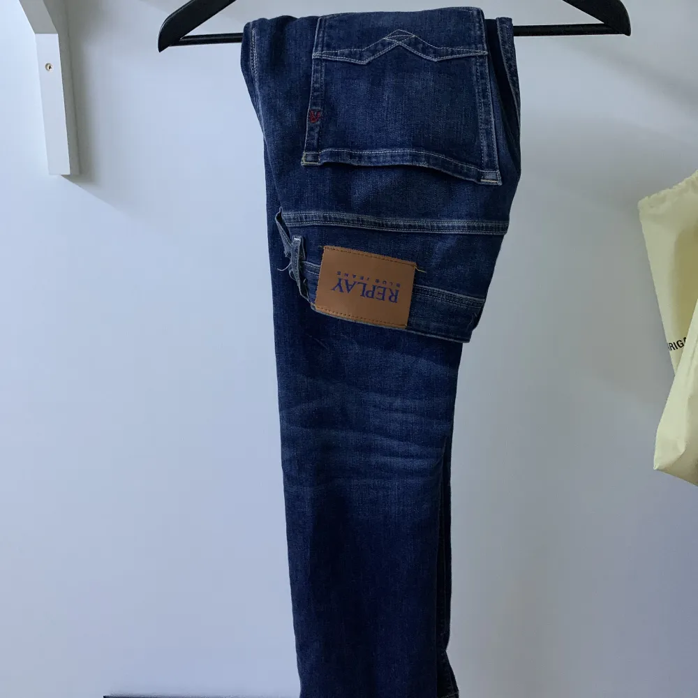 Säljer skitsnygga replay jeans i modellen ”Rocco”. Byxorna är i utmärkt skick och inga defekter. Köptes för 1700 kr. Kom dm vid frågor och annat. Jeans & Byxor.
