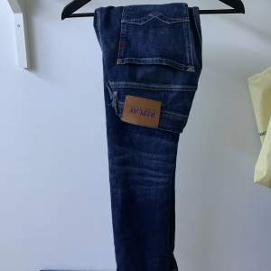 Säljer skitsnygga replay jeans i modellen ”Rocco”. Byxorna är i utmärkt skick och inga defekter. Köptes för 1700 kr. Kom dm vid frågor och annat