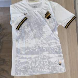 Hej, säler AIK fotbolls tröja helt ny 