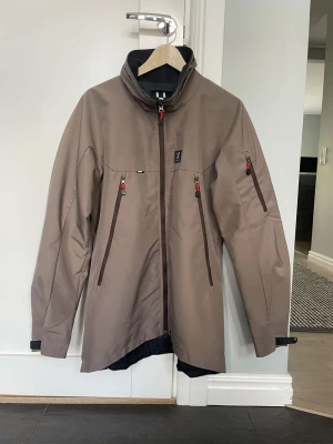 Haglöfs jacka storlek M - Haglöfs jacka i storlek M, windbreaker.  Perfekt på hösten och våren, funkar även som skaljacka vid skidåkning eller skridskoåkning. Nypris 2500kr