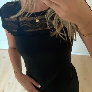 T-shirt  - Super söt T-shirt med spets upptill☺️