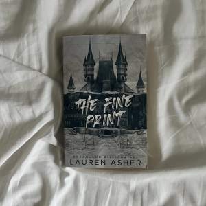 The fine print av lauren asher på engelska. Lite bruten rygg annars som ny. Paperback!