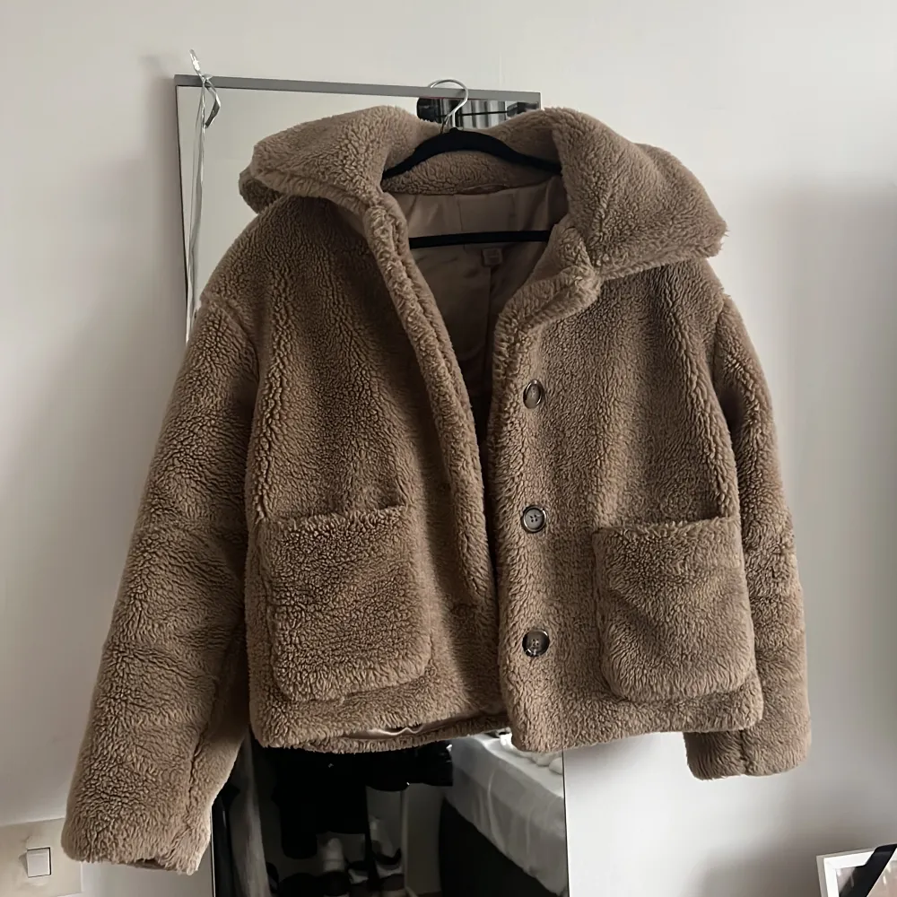 En beige brun fluffjacka från newyorker i storlek 34. Använd få antal gånger ( lika fin som ny) lite oversized i modellen. köpt för 450kr. Jackor.