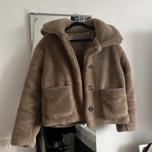 fluff jacka  - En beige brun fluffjacka från newyorker i storlek 34. Använd få antal gånger ( lika fin som ny) lite oversized i modellen. köpt för 450kr