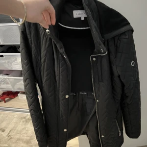Vår/höst jacka - Fin Calvin Klein jacka för våren/hösten. Knappt använd. Bara hängt i garderoben. Köpt i USA. 