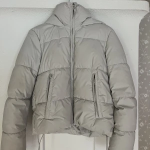 Zara vinterjacka - En vinterjacka från zara, den är i bra skick då jag endast har använt den förra vintern. Självklart tvättar jag den innan jag postar🤗