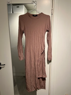 Bikbok klänning - Rosa/dusty pink klänning från bikbok, superstretchigt och skönt material, har en slits, aldrig använd