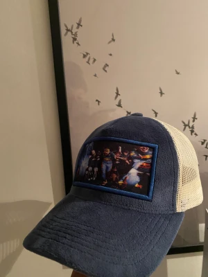 Valvet keps  - Säljer min velvet keps den är bra använd ett få fall gånger så den är inprensip i ny skick dennär mörk blå  där fram men beige där bak köpt för några månader. Och säljs inte längre ! Den är i velvet och materialet är som nytt !!