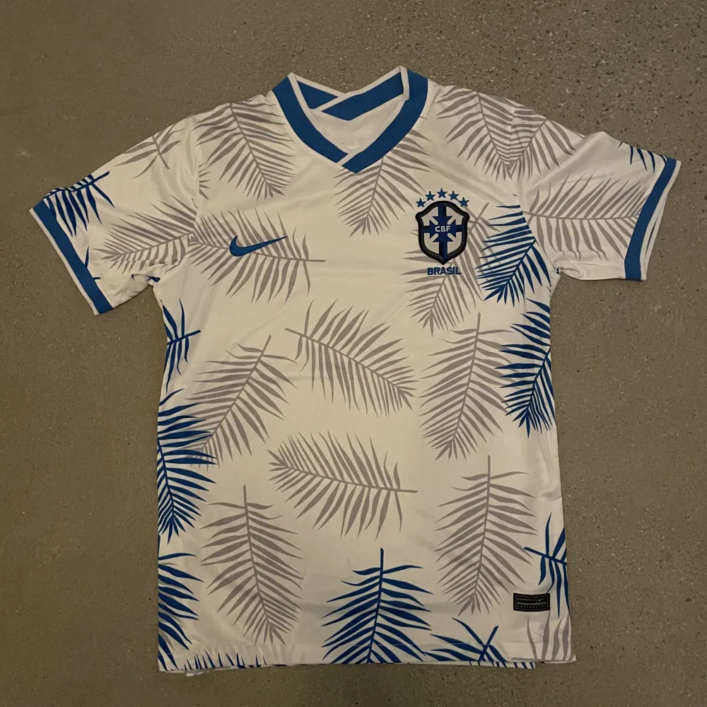 Fotbollströja Brasilien 🇧🇷 Använd 1 gång, Storlek S Passar ungefär 160-175 . T-shirts.