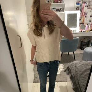 T-shirt med dragkedja - En t-shirt med dragkedja från young Gina som nästan inte är använd. Den är i fint skick och jag säljer den eftersom att den inte kommer till användning. ❤️