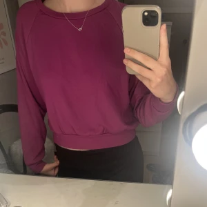 Lila tröja - Lila tunn tröja från Bikbok. Den är i bra skick men har som små noppor över sig (sista bilden). Det syns dock inte om man inte kollar nära!❤️