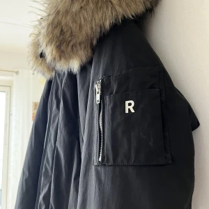 Rock and Blue parkas - Slitstark parkas i jättebra sick Huva med avtagbar päls Dold reagkedja Foder med flera fickor