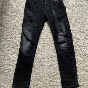 Dondup Jeans - Storlek 30, knappt använda. Skick 9/10. Modellen George och Nypris ligger på 3000 kr. Pris kan diskuteras!